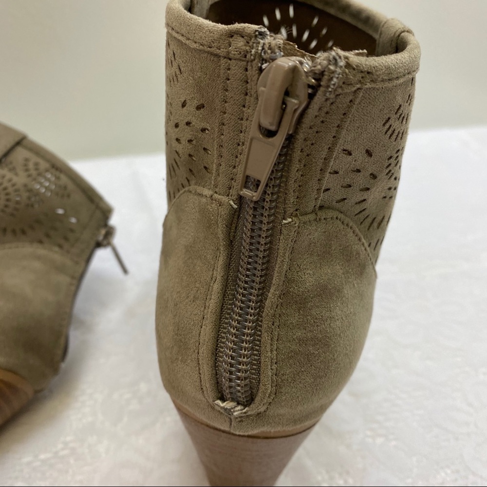 Qupid Faux Suede Ankle Booties. Women’s Size 7. - Picture 9 of 10